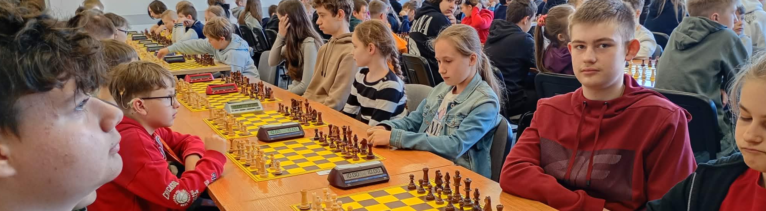 PIĄTKA SZACHAMI STOI