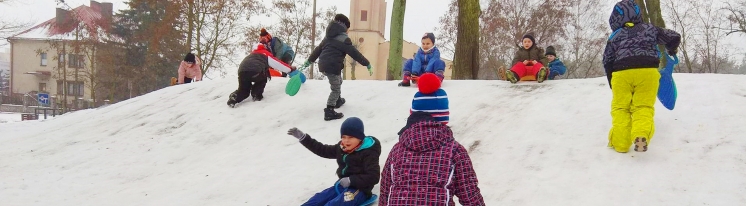 Zabawy integracyjne na śniegu klas 0a i 0b