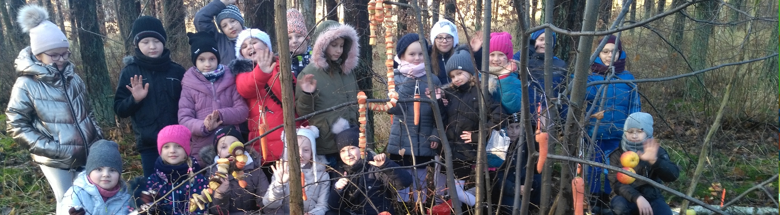 Zwierzęta leśne lubią smakołyki przyniesione przez dzieci z klasy IIIB